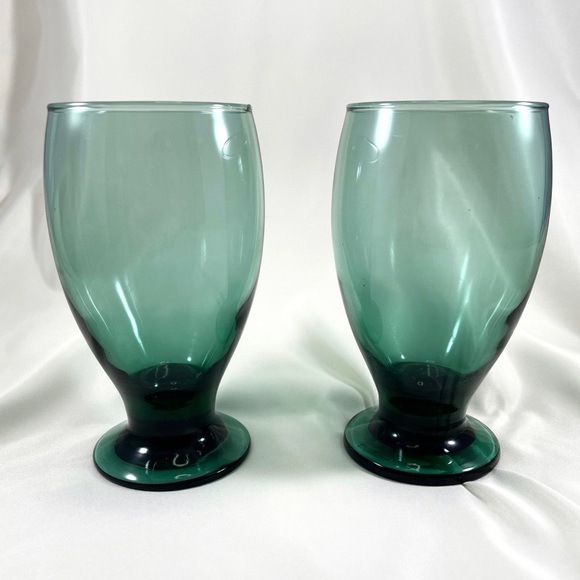 Set of 2 Vintage emerald green water goblets.Vintage emerald green water glasses - Picture 2 of 5